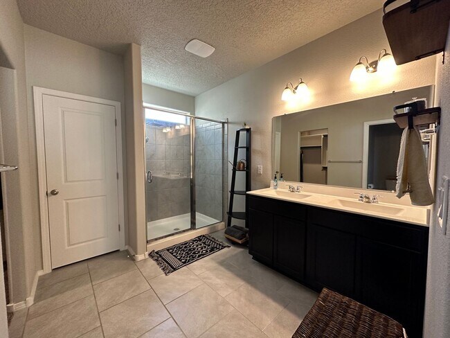 Building Photo - Beautiful Spacious Home!! Don't miss this ...