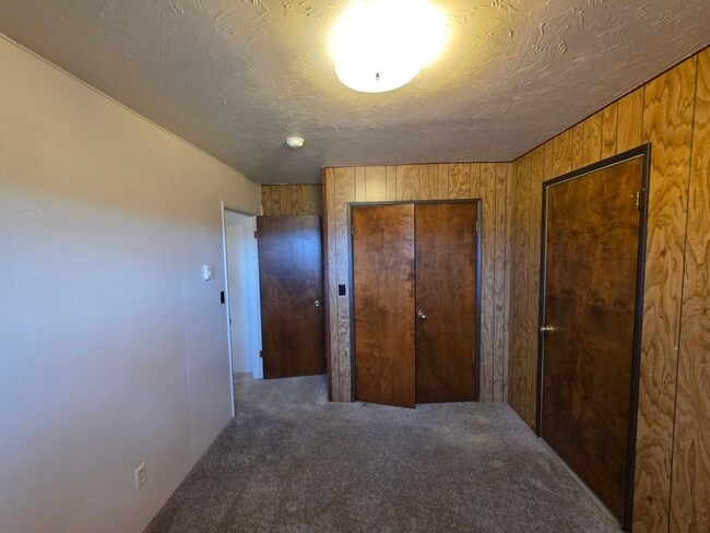 Building Photo - Single level duplex with attached single-c...