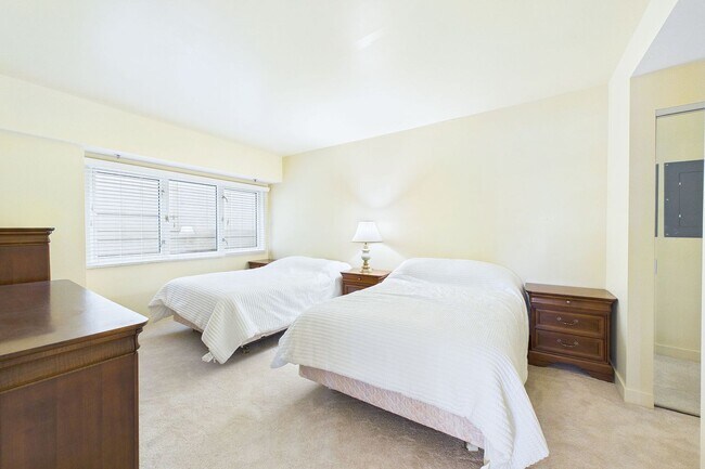 Building Photo - 2BR/2BA Corner Condo w/ Parking | Post International – Lower Pacific Heights