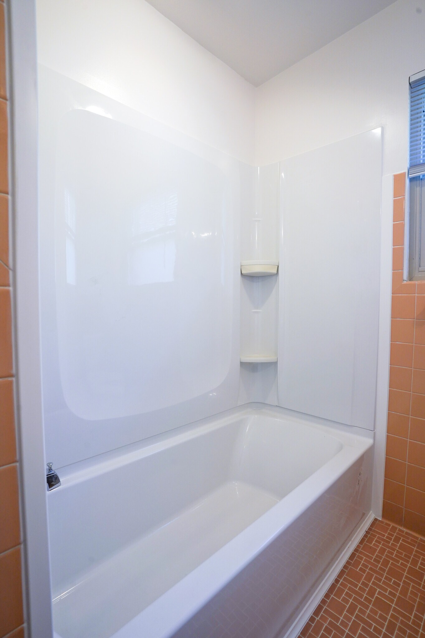 Shower/tub - 508 Kent Dr