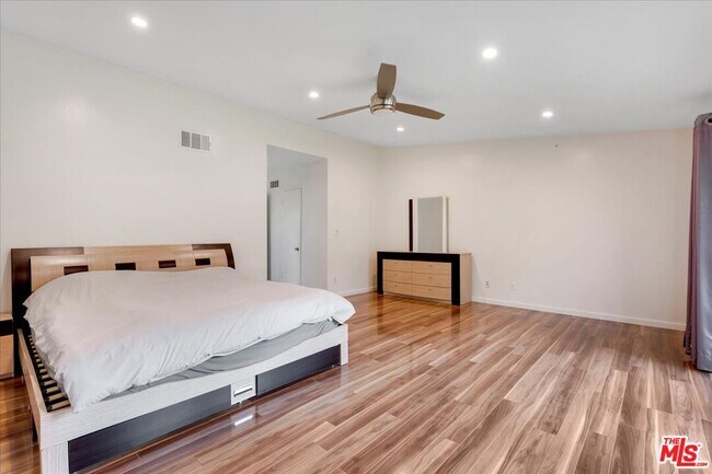 Building Photo - 5817 Lockhurst Dr