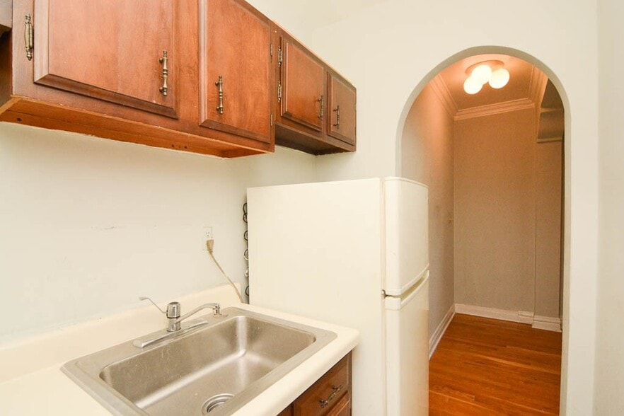 Building Photo - 533 W Roscoe St