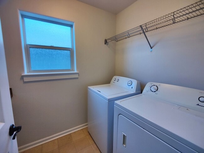 Building Photo - Beautiful 3x2.5 with fenced patio and upstairs bonus area