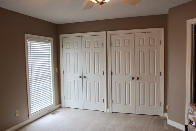 Building Photo - Large Townhome with a garage for rent! Lar...