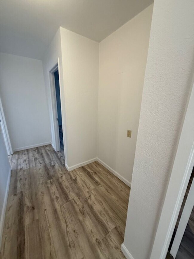 Building Photo - Wonderful Home 3 bed 1 bath with a Great Yard