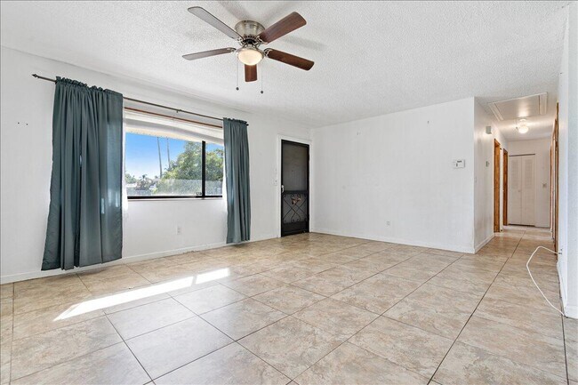 Building Photo - 1433 SE North Balcourt Ct
