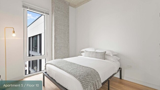 Building Photo - 853 W Blackhawk St