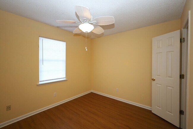 Building Photo - 1727 Largo Cir