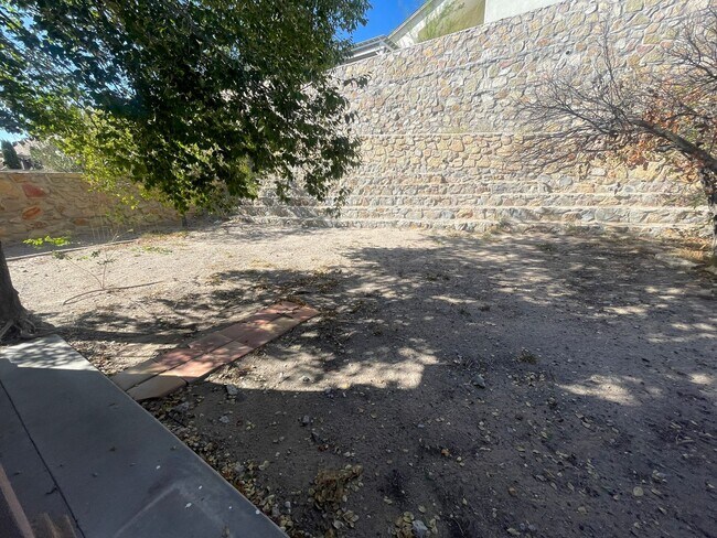 Building Photo - Lovely Spacious 4 Bedroom Home w/office space in Rinconada Area