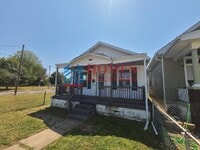 Building Photo - Two Bedroom House | Move in Special!