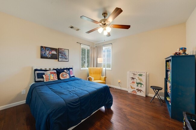 Building Photo - Luxury 4BR Home with Pool & Outdoor Kitche...