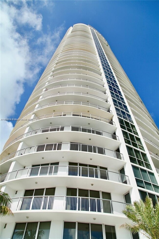Building Photo - 1750 N Bayshore Dr