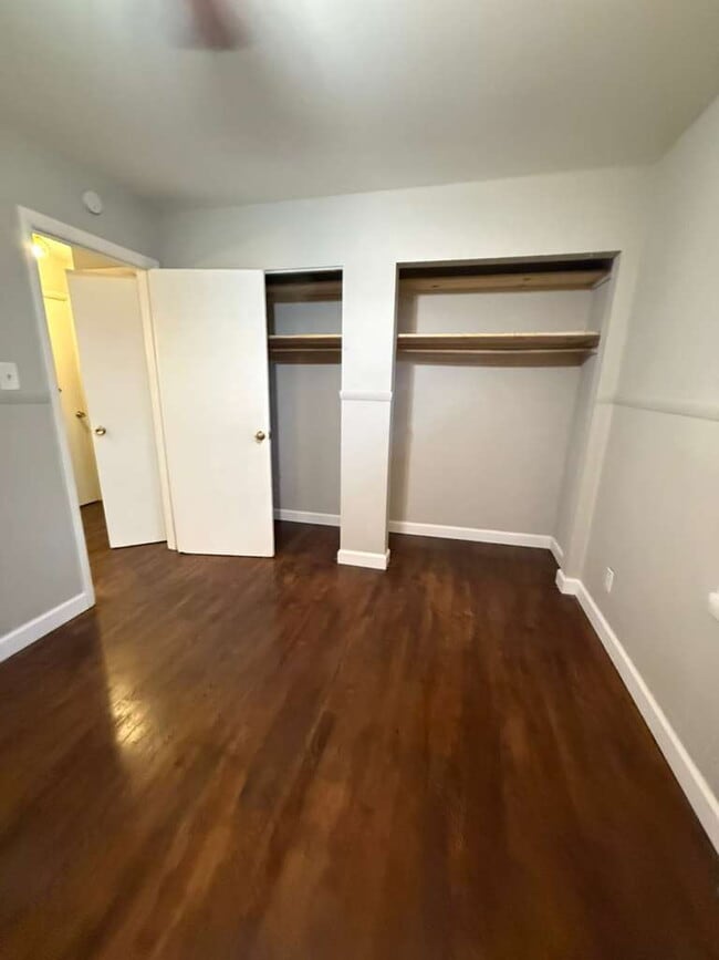 Building Photo - "Charming St. Louis Duplex: Cozy 2-Bedroom, 1-Bath with Hardwood Elegance!" Section 8 Approved