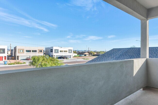 Building Photo - 2509 E Broadway Rd