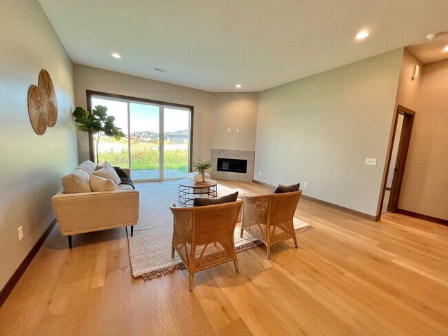 Building Photo - 5 Bed/2.5 Bath Twinhome For Rent!