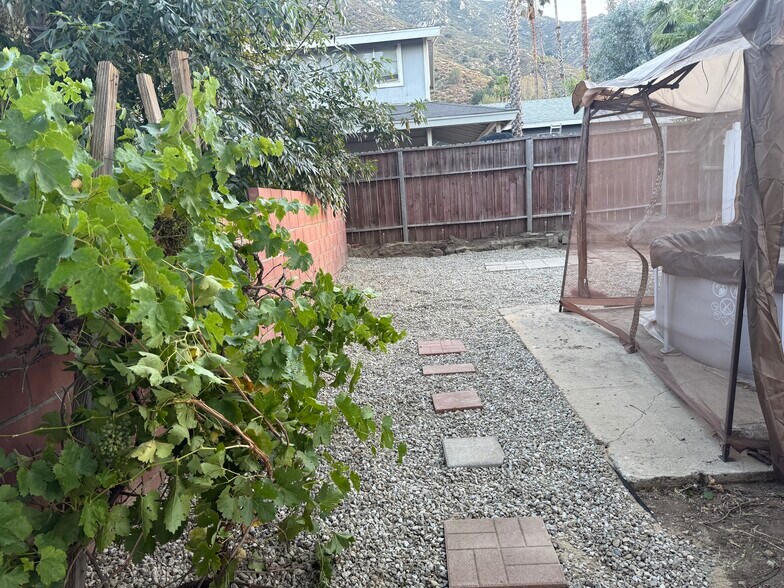 Private backyard w/ grape vines - 18173 Brightman Ave