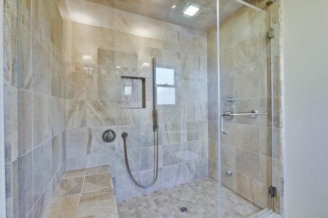 Building Photo - Beautiful 4 bedroom, 3 bath in desirable C...