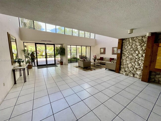 Building Photo - 491 Racquet Club Rd