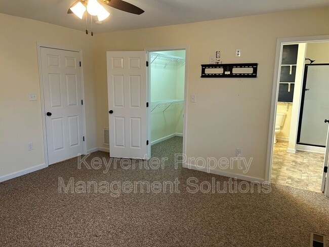 Building Photo - 107 Oakstone Run