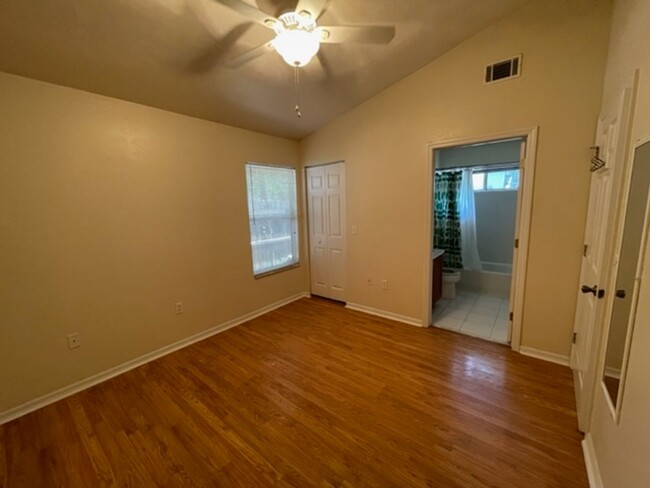 Building Photo - Spacious 1 Bedroom, 1 Bathroom Duplex