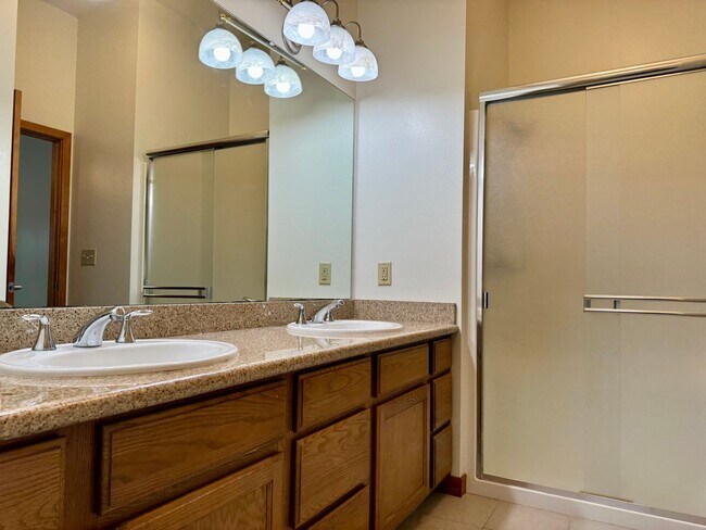 Building Photo - Single-Level 2BD/2BA in Face Rock Village – Bandon Beach Living Awaits