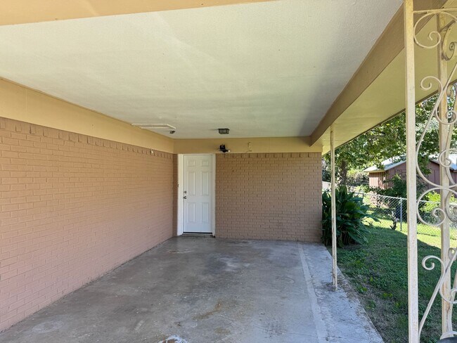 Building Photo - 412 N Lydia Ave
