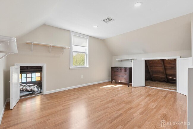 Building Photo - 327 Main St