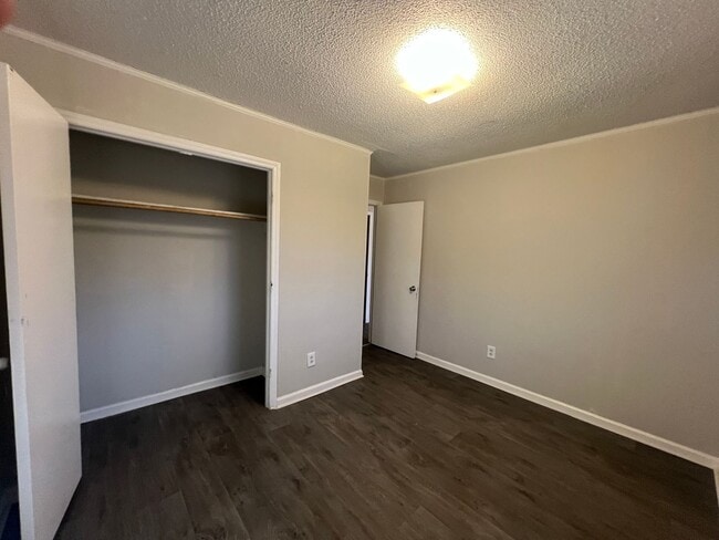 Building Photo - Move-in Ready!