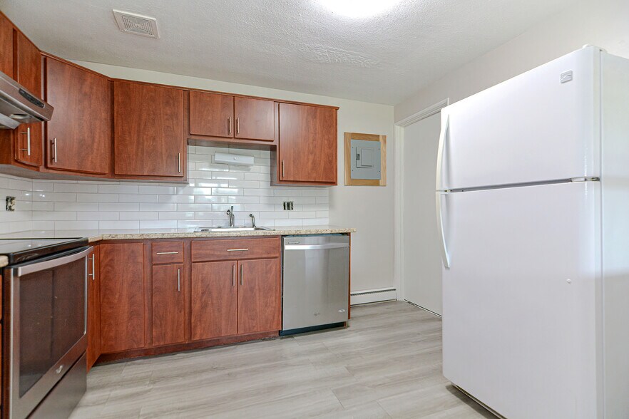 Building Photo - 4 Colonial Village Dr