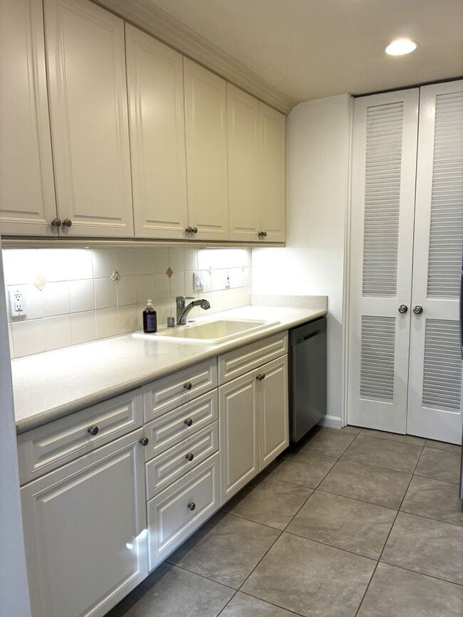 Building Photo - Light-Filled, Thoughtfully Updated Condo with Private Patio & Resort Amenities