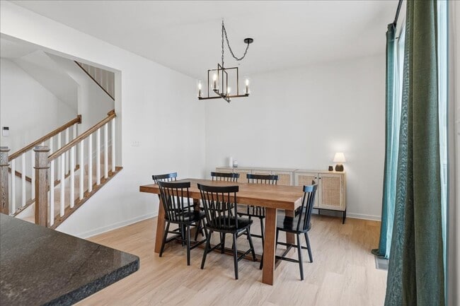 Building Photo - Beautifully UPDATE Townhome FOR LEASE