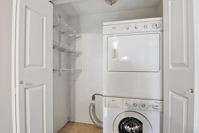 Building Photo - 2Bd/1.5Ba Bellevue Townhouse