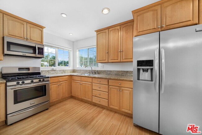 Building Photo - 741 N Las Palmas Ave