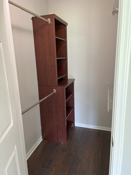 Walk in Closet - 3333 Bromley Ln