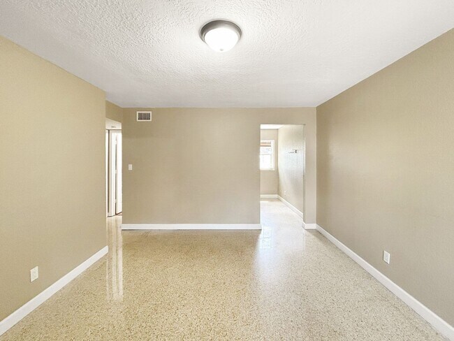 Building Photo - 2613 E Clark St