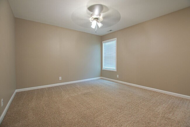 Building Photo - Pet Friendly Three Bedroom!