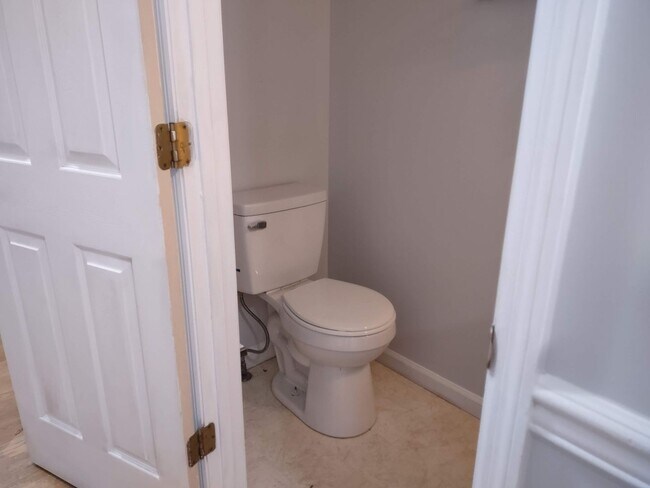 Building Photo - 2 bedroom 1.5 bath condo near ETSU