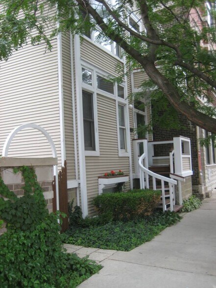 Front of Building - 1453 W Belmont Ave