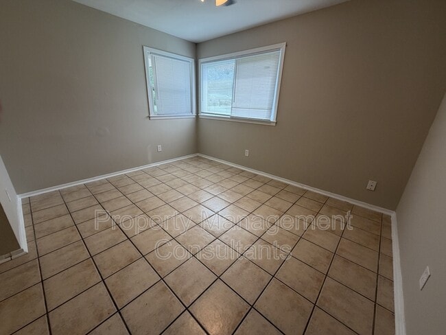 Building Photo - 2200 Norwood Dr NW
