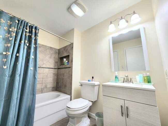 Building Photo - 793 E Parker St