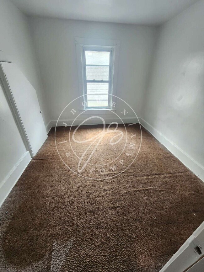 Building Photo - 3 bed 2 bath with over 1200 sq. feet