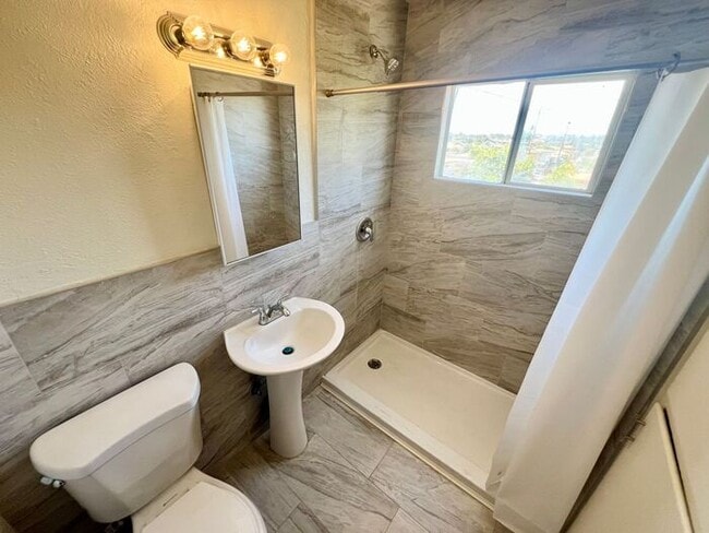 Building Photo - Upgraded 1 Bed / 1 Bath Upstairs Unit in L...