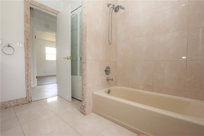 Building Photo - 1122 NW 82nd Ave