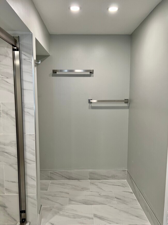 Building Photo - 1833 N Sawyer Ave