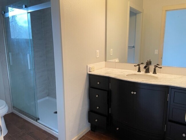 Building Photo - Beautiful 3 Bed 2.5 Bath Townhome in Talus, Issaquah