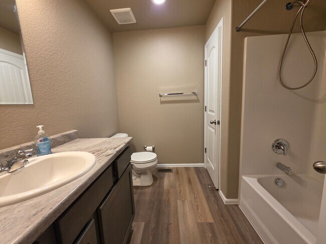 Building Photo - Beautiful 3 Bed 3 Bath Townhome!!