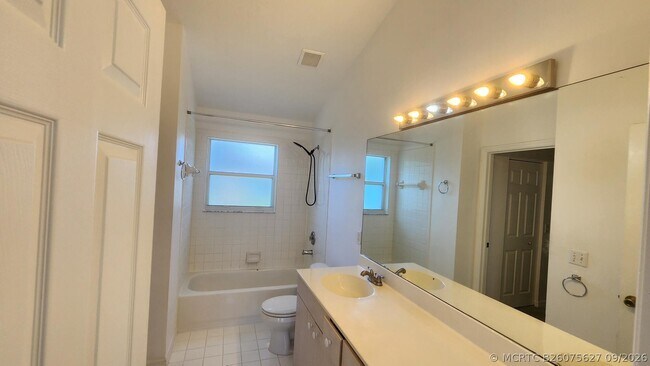 Building Photo - 271 Live Oak Ln