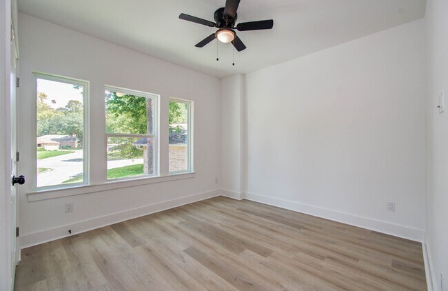 Building Photo - 1802 Rollingwood Dr