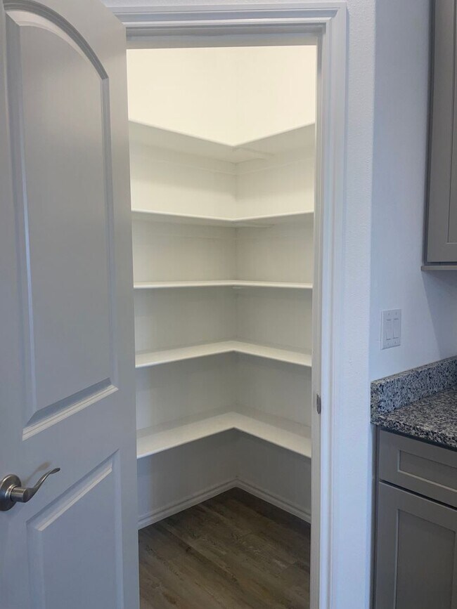 Building Photo - 3 Bedroom Rental Available July 9th in Fre...