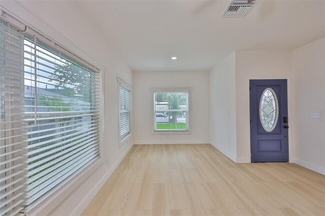 Building Photo - 829 18th St S